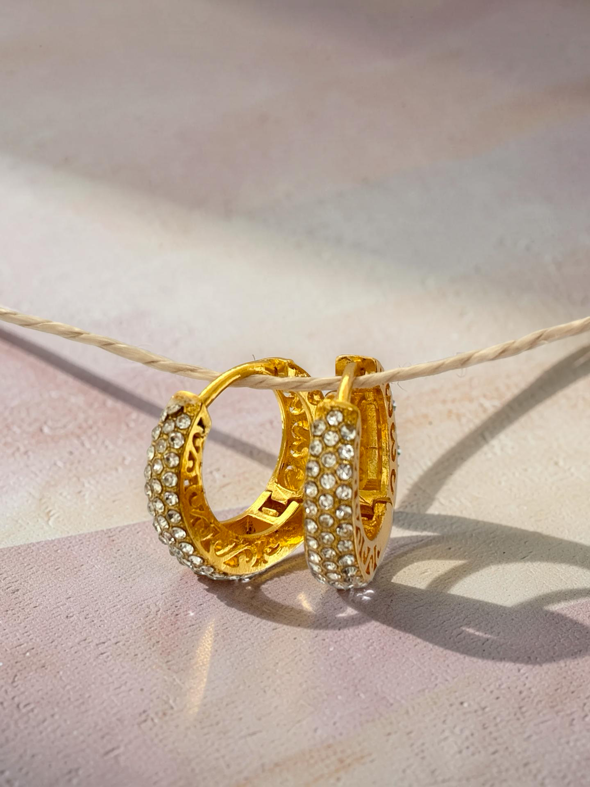 VIVARA Creolen | Glitzernde Ohrringe